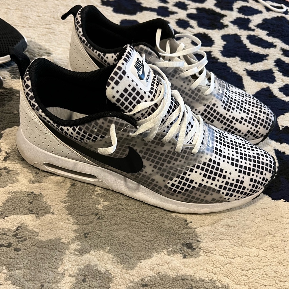 Nike black and white size 12 tennis shoes